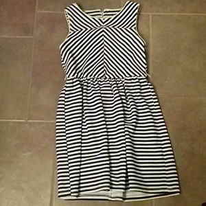 95% polyester, 5% spandex